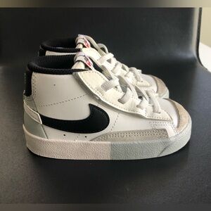 Nike Kids Sneakers - White and Black